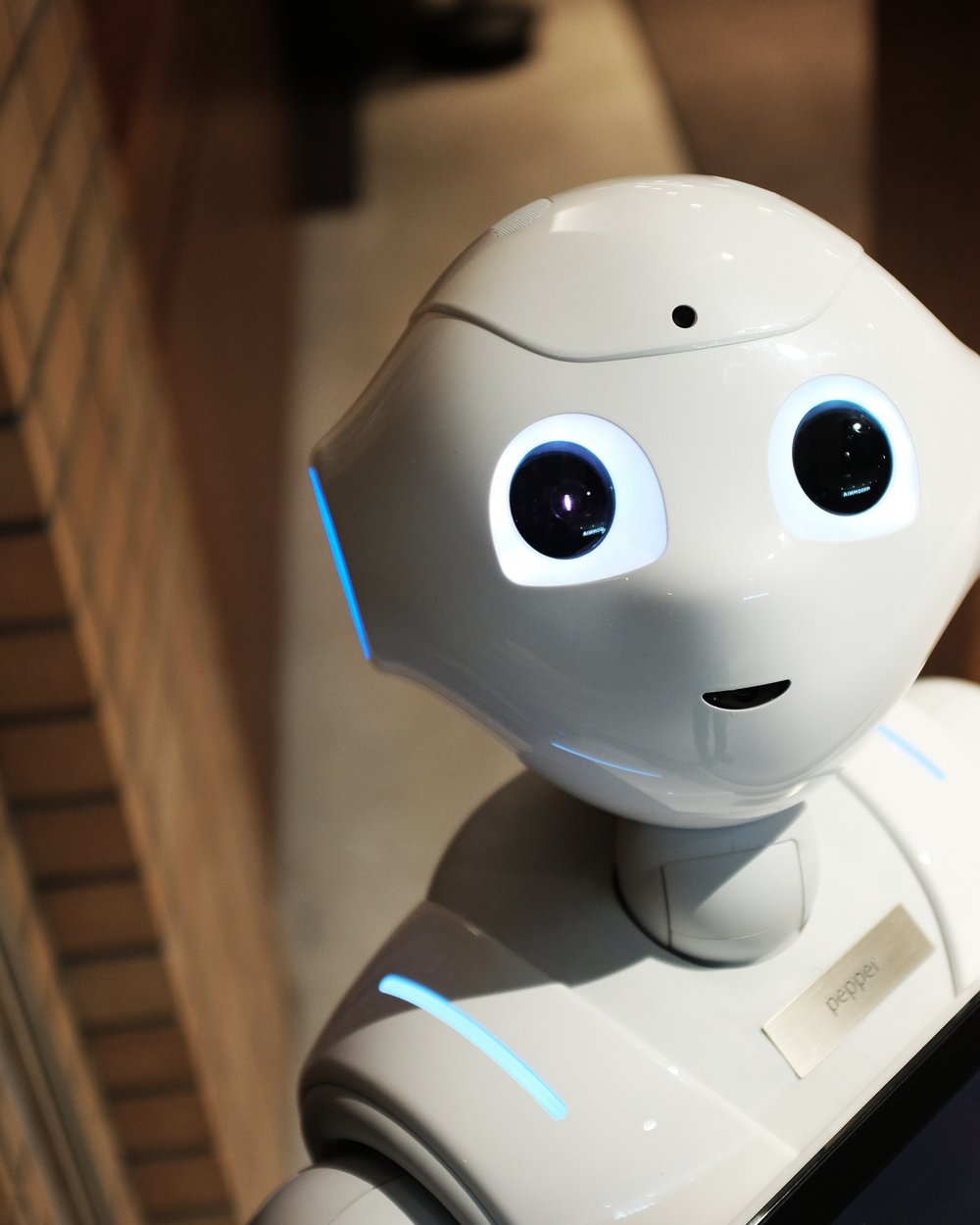 Robot humanoid putih yang ramah, menggambarkan AI agent yang mengerjakan pekerjaan nyata