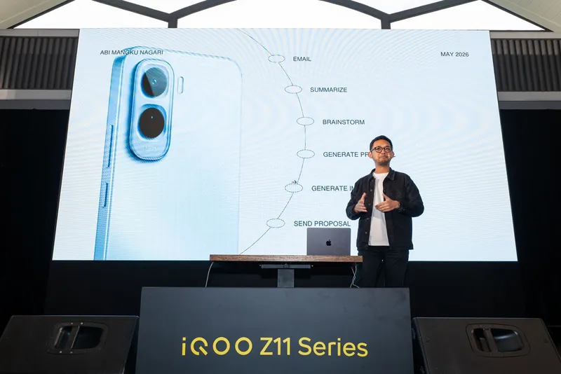 Abi Mangku presenting an AI workflow at the iQOO Z11 Series launch